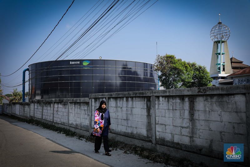 Proyek pembangunan water tank (tangki air) 10 juta liter air di kawasan Pesona Depok II, Kecamatan Sukmajaya, Depok, Jawa Barat, Jumat (18/8/2023). Keberadaan tangki air dengan kapasitas 10 juta liter yang berdekatan dengan pemukiman penduduk itu mendapat penolakan dari warga setempat. (CNBC Indonesia/Faisal Rahman)