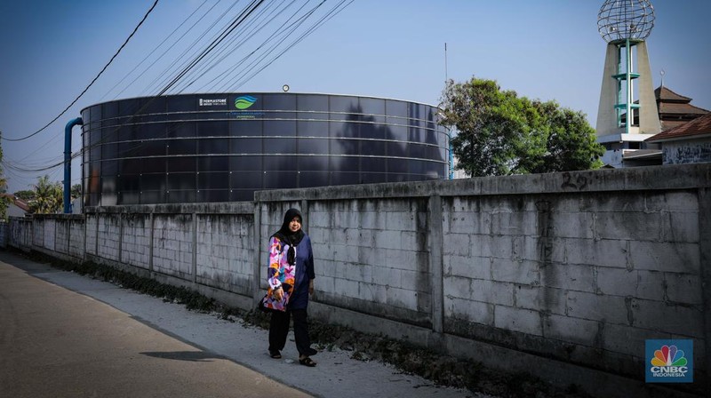 Proyek pembangunan water tank (tangki air) 10 juta liter air di kawasan Pesona Depok II, Kecamatan Sukmajaya, Depok, Jawa Barat, Jumat (18/8/2023). Keberadaan tangki air dengan kapasitas 10 juta liter yang berdekatan dengan pemukiman penduduk itu mendapat penolakan dari warga setempat. (CNBC Indonesia/Faisal Rahman)