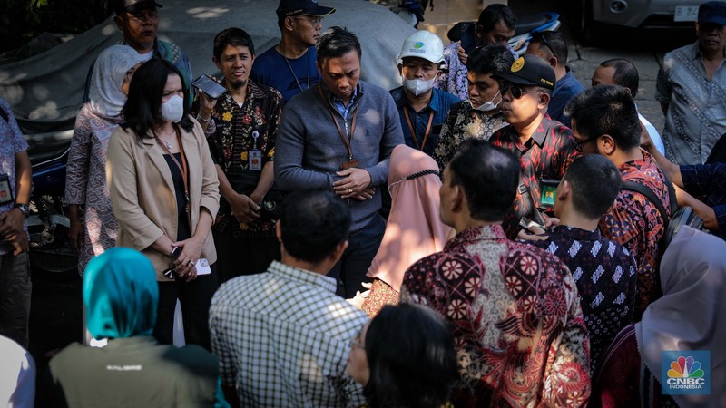 Proyek pembangunan water tank (tangki air) 10 juta liter air di kawasan Pesona Depok II, Kecamatan Sukmajaya, Depok, Jawa Barat, Jumat (18/8/2023). Keberadaan tangki air dengan kapasitas 10 juta liter yang berdekatan dengan pemukiman penduduk itu mendapat penolakan dari warga setempat. (CNBC Indonesia/Faisal Rahman)