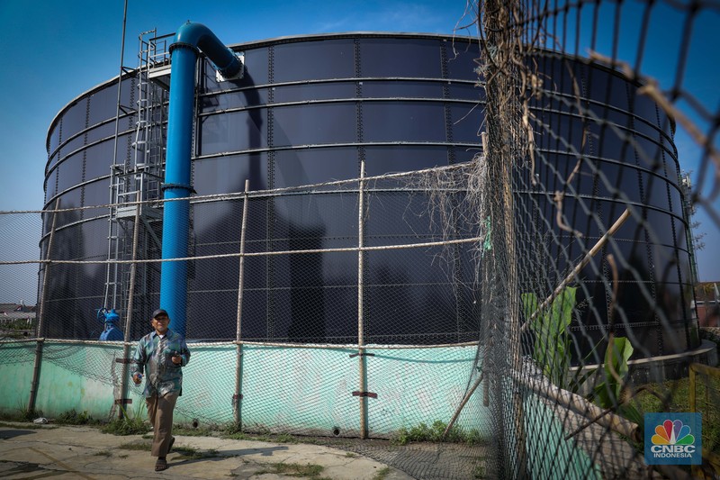 Proyek pembangunan water tank (tangki air) 10 juta liter air di kawasan Pesona Depok II, Kecamatan Sukmajaya, Depok, Jawa Barat, Jumat (18/8/2023). Keberadaan tangki air dengan kapasitas 10 juta liter yang berdekatan dengan pemukiman penduduk itu mendapat penolakan dari warga setempat. (CNBC Indonesia/Faisal Rahman)