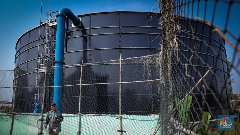 Proyek pembangunan water tank (tangki air) 10 juta liter air di kawasan Pesona Depok II, Kecamatan Sukmajaya, Depok, Jawa Barat, Jumat (18/8/2023). Keberadaan tangki air dengan kapasitas 10 juta liter yang berdekatan dengan pemukiman penduduk itu mendapat penolakan dari warga setempat. (CNBC Indonesia/Faisal Rahman)