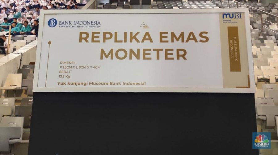 Replika emas moneter (CNBC Indonesia/Rosseno Aji Nugroho)