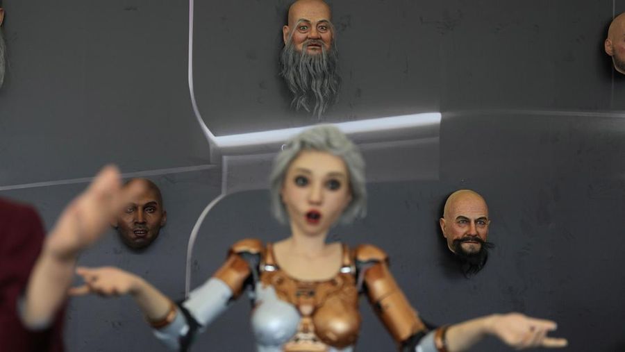 Pekerja mendemonstrasikan robot raksasa pada Konferensi Robot Dunia tahunan di Pusat Pameran dan Konvensi Internasional Etrong Beijing, Rabu, 16 Agustus 2023. (AP Photo/Ng Han Guan)
