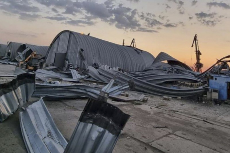Rusia melancarkan serangan terhadap gudang biji-bijian di wilayah Odesa, Ukraina, pada tanggal 16 Agustus 2023. (Odesa Regional Administration Press Office via AP) Rusia melancarkan serangan terhadap gudang biji-bijian di wilayah Odesa, Ukraina, pada tanggal 16 Agustus 2023. (Odesa Regional Administration Press Office via AP)