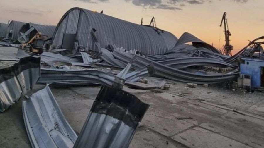 Rusia melancarkan serangan terhadap gudang biji-bijian di wilayah Odesa, Ukraina, pada tanggal 16 Agustus 2023. (Odesa Regional Administration Press Office via AP)