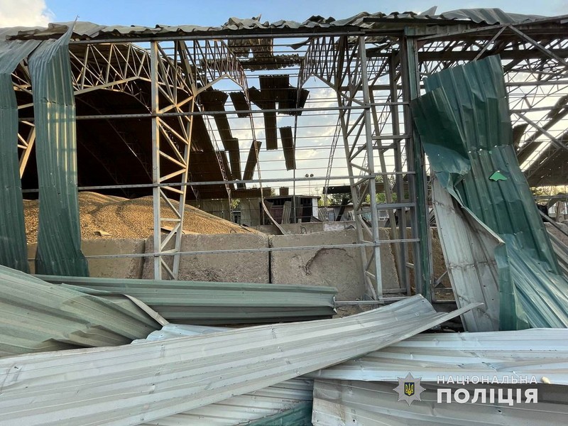 Rusia melancarkan serangan terhadap gudang biji-bijian di wilayah Odesa, Ukraina, pada tanggal 16 Agustus 2023. (Odesa Regional Administration Press Office via AP) Rusia melancarkan serangan terhadap gudang biji-bijian di wilayah Odesa, Ukraina, pada tanggal 16 Agustus 2023. (Odesa Regional Administration Press Office via AP)