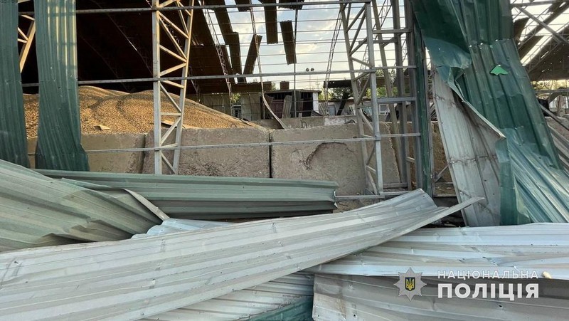 Rusia melancarkan serangan terhadap gudang biji-bijian di wilayah Odesa, Ukraina, pada tanggal 16 Agustus 2023. (Odesa Regional Administration Press Office via AP)