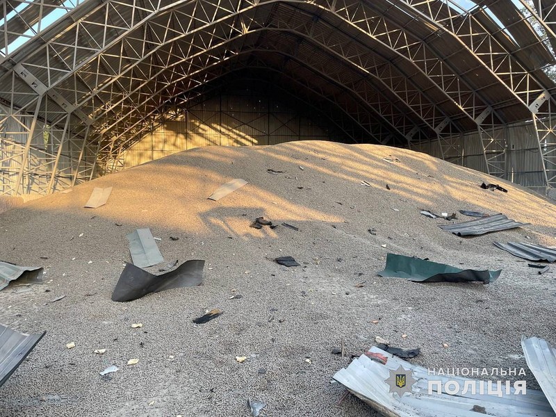 Rusia melancarkan serangan terhadap gudang biji-bijian di wilayah Odesa, Ukraina, pada tanggal 16 Agustus 2023. (Odesa Regional Administration Press Office via AP) Rusia melancarkan serangan terhadap gudang biji-bijian di wilayah Odesa, Ukraina, pada tanggal 16 Agustus 2023. (Odesa Regional Administration Press Office via AP)