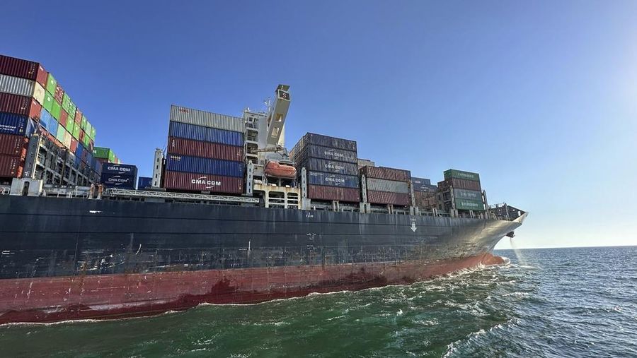 Sebuah kapal peti kemas yang telah terjebak di pelabuhan Odesa sejak invasi besar-besaran Rusia. (Ukraine's Infrastructure Ministry Press Office via AP)