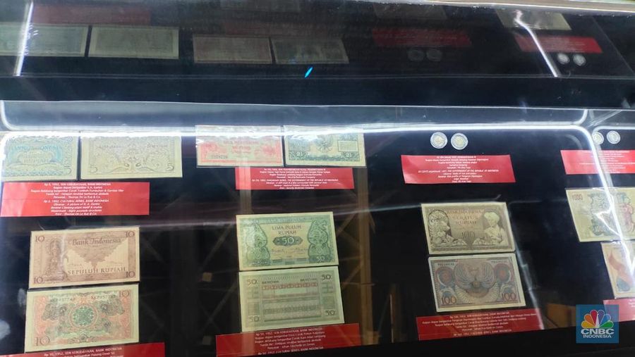 Sejumlah pecinta uang kuno berkumpul di acara Festival Rupiah Berdaulat Indonesia (Ferbi) di Istora Senayan, Jakarta, Jumat (18/8/2023). (²©²ÊÍøÕ¾/Rosseno Aji Nugroho)