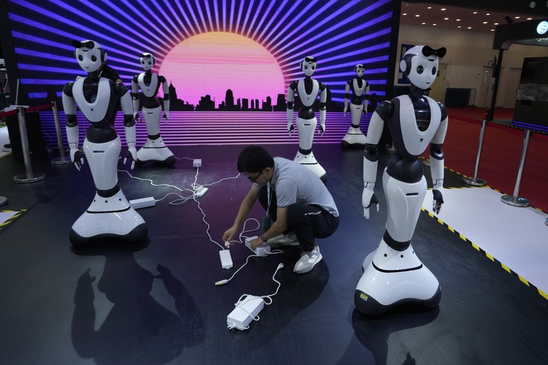 Pekerja mendemonstrasikan robot raksasa pada Konferensi Robot Dunia tahunan di Pusat Pameran dan Konvensi Internasional Etrong Beijing, Rabu, 16 Agustus 2023. Pekerja mendemonstrasikan robot raksasa pada Konferensi Robot Dunia tahunan di Pusat Pameran dan Konvensi Internasional Etrong Beijing, Rabu, 16 Agustus 2023. (AP Photo/Ng Han Guan)