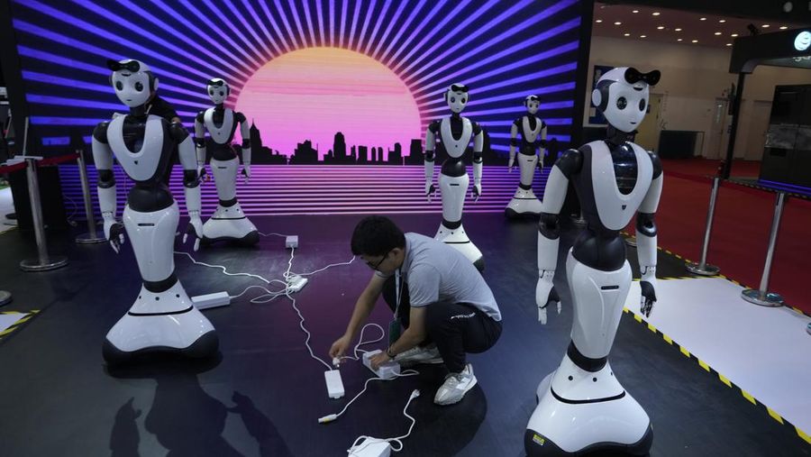 Seorang pekerja mengenakan robot yang ditampilkan pada Konferensi Robot Dunia tahunan di Pusat Pameran dan Konvensi Internasional Etrong Beijing di Beijing, Rabu, 16 Agustus 2023. (AP Photo/Ng Han Guan)