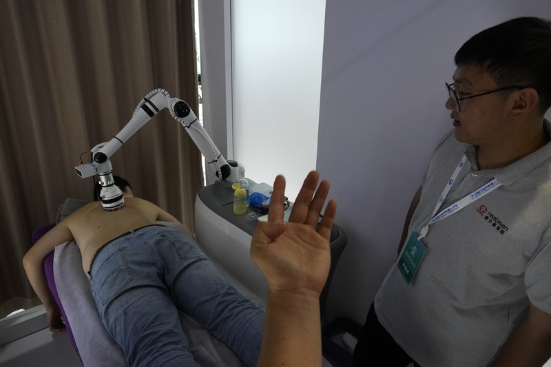 Pekerja mendemonstrasikan robot raksasa pada Konferensi Robot Dunia tahunan di Pusat Pameran dan Konvensi Internasional Etrong Beijing, Rabu, 16 Agustus 2023. Pekerja mendemonstrasikan robot raksasa pada Konferensi Robot Dunia tahunan di Pusat Pameran dan Konvensi Internasional Etrong Beijing, Rabu, 16 Agustus 2023. (AP Photo/Ng Han Guan)