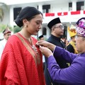 Putri Tanjung Terima Tanda Kehormatan Satyalancana Wira Karya