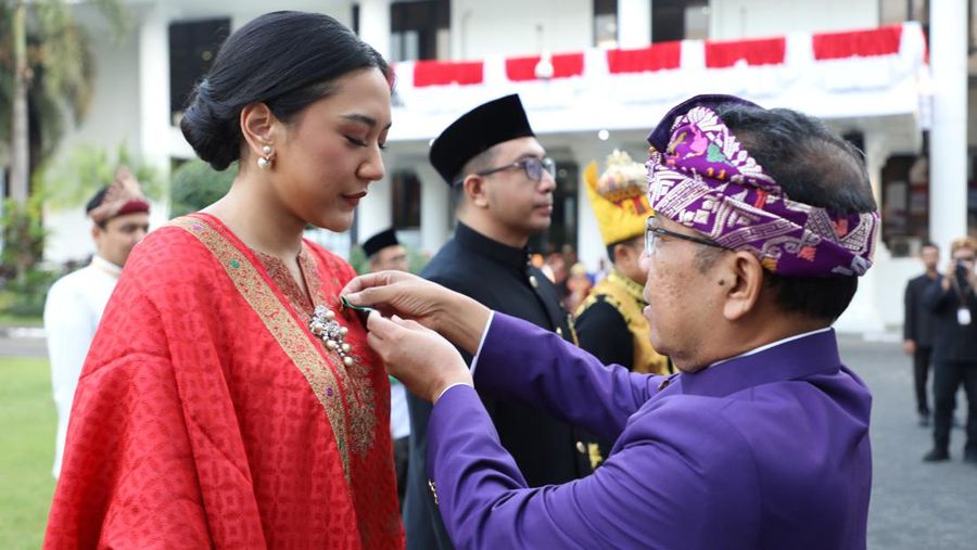 Tepat sebelum upacara detik detik proklamasi 17 Agustus 2023 lalu, Putri Tanjung menerima tanda kehormatan Satyalencana Wira Karya dari Presiden Joko Widodo. (Dok: Istimewa)