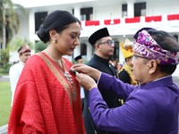 Putri Tanjung Terima Tanda Kehormatan Satyalancana Wira Karya