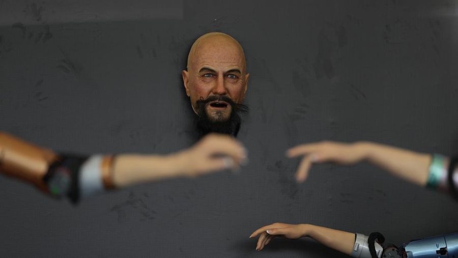 Wajah robot yang mampu meniru ekspresi mirip manusia ditampilkan di dekat lengan robot pada Konferensi Robot Dunia tahunan di Pusat Pameran dan Konvensi Internasional Beijing Etrong di Beijing, Rabu, 16 Agustus 2023. (AP Photo/Ng Han Guan)