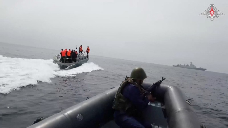 Kapal perang Rusia dan Tiongkok sedang melakukan patroli maritim bersama di Samudra Pasifik. Latihan gabungan ini melibatkan pelatihan penyelamatan dan latihan untuk melawan serangan udara. Kapal perang Rusia dan Tiongkok sedang melakukan patroli maritim bersama di Samudra Pasifik. Latihan gabungan ini melibatkan pelatihan penyelamatan dan latihan untuk melawan serangan udara. (via REUTERS/JOINT STAFF OFFICE OF THE DEFENS)
