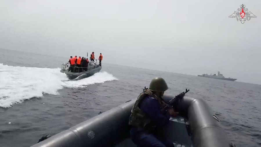 Kapal perang Rusia dan Tiongkok sedang melakukan patroli maritim bersama di Samudra Pasifik. Latihan gabungan ini melibatkan pelatihan penyelamatan dan latihan untuk melawan serangan udara. Kapal perang Rusia dan Tiongkok sedang melakukan patroli maritim bersama di Samudra Pasifik. Latihan gabungan ini melibatkan pelatihan penyelamatan dan latihan untuk melawan serangan udara. (via REUTERS/JOINT STAFF OFFICE OF THE DEFENS)
