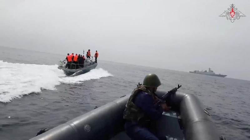 Kapal perang Rusia dan Tiongkok sedang melakukan patroli maritim bersama di Samudra Pasifik. Latihan gabungan ini melibatkan pelatihan penyelamatan dan latihan untuk melawan serangan udara. Kapal perang Rusia dan Tiongkok sedang melakukan patroli maritim bersama di Samudra Pasifik. Latihan gabungan ini melibatkan pelatihan penyelamatan dan latihan untuk melawan serangan udara. (via REUTERS/JOINT STAFF OFFICE OF THE DEFENS)