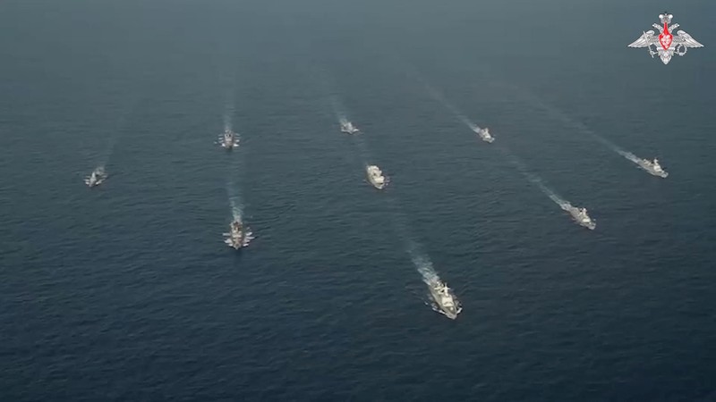 Kapal perang Rusia dan Tiongkok sedang melakukan patroli maritim bersama di Samudra Pasifik. Latihan gabungan ini melibatkan pelatihan penyelamatan dan latihan untuk melawan serangan udara. Kapal perang Rusia dan Tiongkok sedang melakukan patroli maritim bersama di Samudra Pasifik. Latihan gabungan ini melibatkan pelatihan penyelamatan dan latihan untuk melawan serangan udara. (via REUTERS/JOINT STAFF OFFICE OF THE DEFENS) Kapal perang Rusia dan Tiongkok sedang melakukan patroli maritim bersama di Samudra Pasifik. Latihan gabungan ini melibatkan pelatihan penyelamatan dan latihan untuk melawan serangan udara. Kapal perang Rusia dan Tiongkok sedang melakukan patroli maritim bersama di Samudra Pasifik. Latihan gabungan ini melibatkan pelatihan penyelamatan dan latihan untuk melawan serangan udara. (via REUTERS/JOINT STAFF OFFICE OF THE DEFENS)