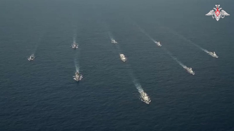 Kapal perang Rusia dan Tiongkok sedang melakukan patroli maritim bersama di Samudra Pasifik. Latihan gabungan ini melibatkan pelatihan penyelamatan dan latihan untuk melawan serangan udara. Kapal perang Rusia dan Tiongkok sedang melakukan patroli maritim bersama di Samudra Pasifik. Latihan gabungan ini melibatkan pelatihan penyelamatan dan latihan untuk melawan serangan udara. (via REUTERS/JOINT STAFF OFFICE OF THE DEFENS)