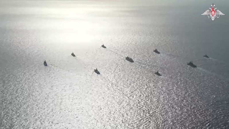 Kapal perang Rusia dan Tiongkok sedang melakukan patroli maritim bersama di Samudra Pasifik. Latihan gabungan ini melibatkan pelatihan penyelamatan dan latihan untuk melawan serangan udara. Kapal perang Rusia dan Tiongkok sedang melakukan patroli maritim bersama di Samudra Pasifik. Latihan gabungan ini melibatkan pelatihan penyelamatan dan latihan untuk melawan serangan udara. (via REUTERS/JOINT STAFF OFFICE OF THE DEFENS) Kapal perang Rusia dan Tiongkok sedang melakukan patroli maritim bersama di Samudra Pasifik. Latihan gabungan ini melibatkan pelatihan penyelamatan dan latihan untuk melawan serangan udara. Kapal perang Rusia dan Tiongkok sedang melakukan patroli maritim bersama di Samudra Pasifik. Latihan gabungan ini melibatkan pelatihan penyelamatan dan latihan untuk melawan serangan udara. (via REUTERS/JOINT STAFF OFFICE OF THE DEFENS)