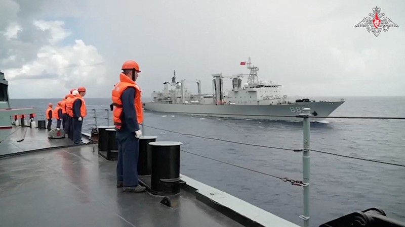 Kapal perang Rusia dan Tiongkok sedang melakukan patroli maritim bersama di Samudra Pasifik. Latihan gabungan ini melibatkan pelatihan penyelamatan dan latihan untuk melawan serangan udara. Kapal perang Rusia dan Tiongkok sedang melakukan patroli maritim bersama di Samudra Pasifik. Latihan gabungan ini melibatkan pelatihan penyelamatan dan latihan untuk melawan serangan udara. (via REUTERS/JOINT STAFF OFFICE OF THE DEFENS) Kapal perang Rusia dan Tiongkok sedang melakukan patroli maritim bersama di Samudra Pasifik. Latihan gabungan ini melibatkan pelatihan penyelamatan dan latihan untuk melawan serangan udara. Kapal perang Rusia dan Tiongkok sedang melakukan patroli maritim bersama di Samudra Pasifik. Latihan gabungan ini melibatkan pelatihan penyelamatan dan latihan untuk melawan serangan udara. (via REUTERS/JOINT STAFF OFFICE OF THE DEFENS)
