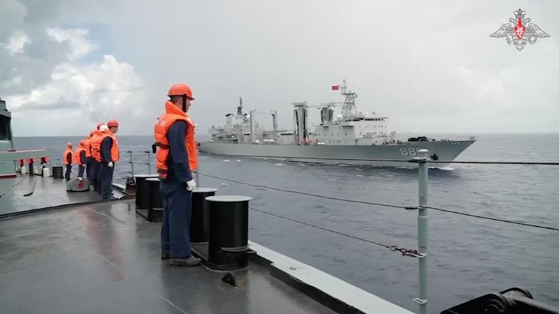 Kapal perang Rusia dan Tiongkok sedang melakukan patroli maritim bersama di Samudra Pasifik. Latihan gabungan ini melibatkan pelatihan penyelamatan dan latihan untuk melawan serangan udara. Kapal perang Rusia dan Tiongkok sedang melakukan patroli maritim bersama di Samudra Pasifik. Latihan gabungan ini melibatkan pelatihan penyelamatan dan latihan untuk melawan serangan udara. (via REUTERS/JOINT STAFF OFFICE OF THE DEFENS)