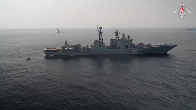 Kapal perang Rusia dan Tiongkok sedang melakukan patroli maritim bersama di Samudra Pasifik. Latihan gabungan ini melibatkan pelatihan penyelamatan dan latihan untuk melawan serangan udara. Kapal perang Rusia dan Tiongkok sedang melakukan patroli maritim bersama di Samudra Pasifik. Latihan gabungan ini melibatkan pelatihan penyelamatan dan latihan untuk melawan serangan udara. (via REUTERS/JOINT STAFF OFFICE OF THE DEFENS)