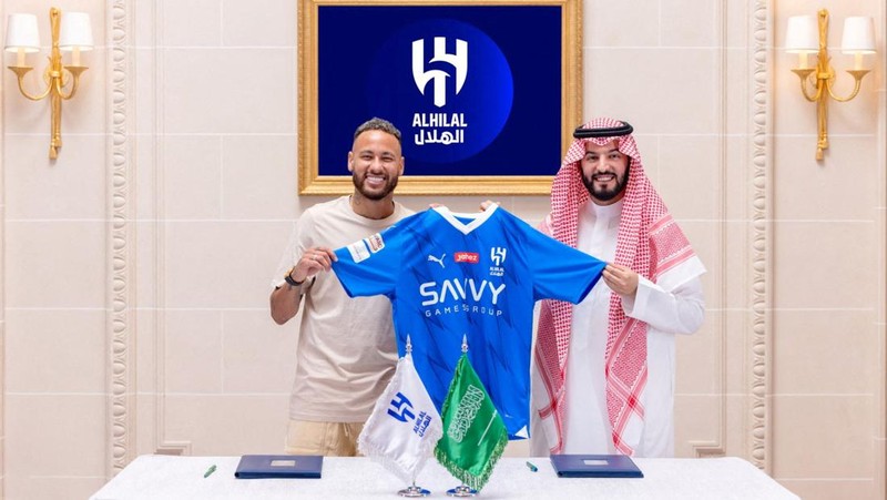 Neymar berpose memakai jersey Al Hilal Sport Club. (REUTERS/HANDOUT)