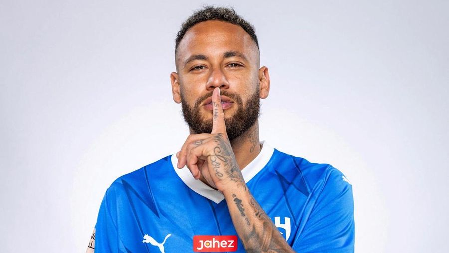 Neymar berpose memakai jersey Al Hilal Sport Club. (REUTERS/HANDOUT)