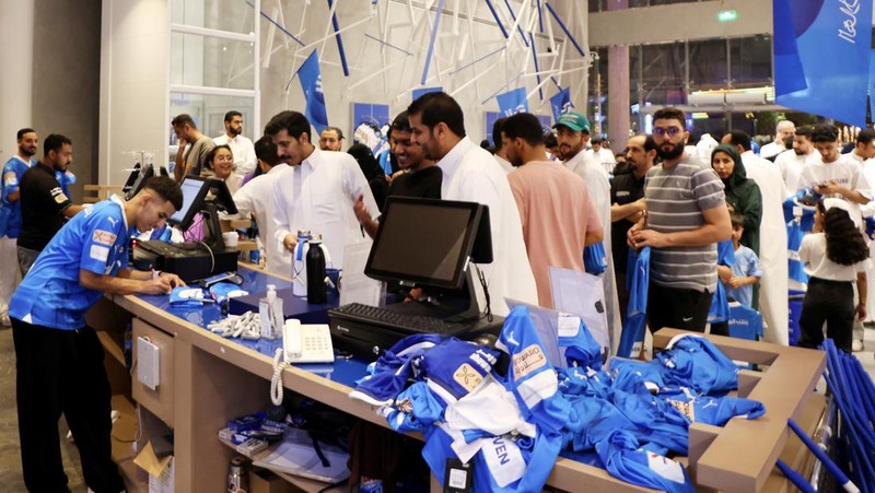 Neymar berpose memakai jersey Al Hilal Sport Club. (REUTERS/HANDOUT)