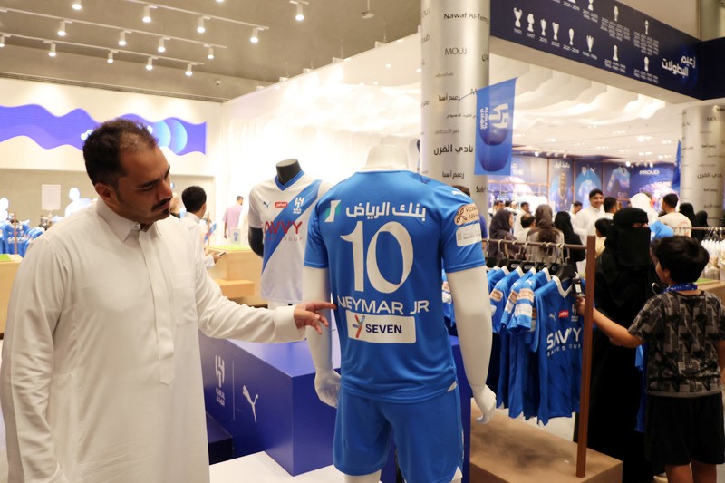 Pemain Brazil Neymar JR tiba di Internasional Airport, Riyadh, Saudi Arabia. (REUTERS/AHMED YOSRI)