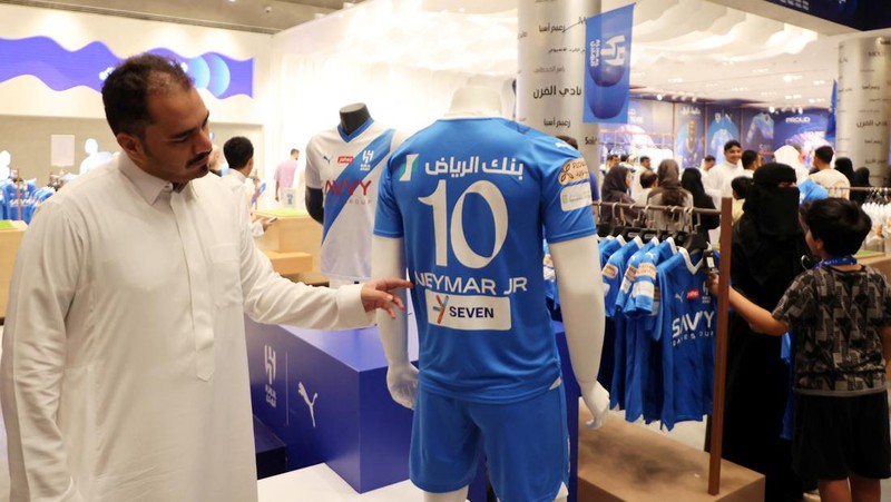Neymar berpose memakai jersey Al Hilal Sport Club. (REUTERS/HANDOUT)