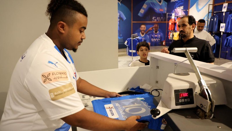 Neymar berpose memakai jersey Al Hilal Sport Club. (REUTERS/HANDOUT)