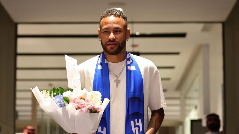Neymar berpose memakai jersey Al Hilal Sport Club. (REUTERS/HANDOUT)