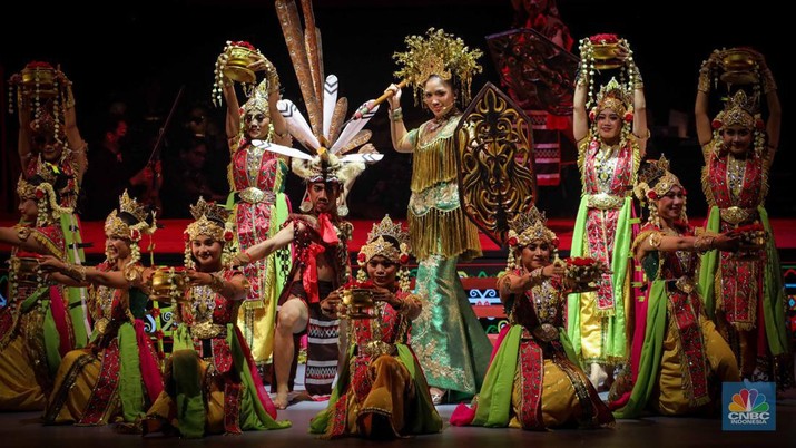 Sejumlah seniman tampil dalam Pementasan Sabang-Merauke di Teater JIExpo, Kemayoran, Jakarta, Jumat (18/8/2023) malam. (CNBC Indonesia/Faisal Rahman)