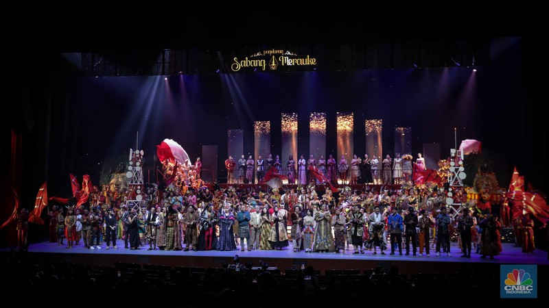 Sejumlah seniman tampil dalam Pementasan Sabang-Merauke di Teater JIExpo, Kemayoran, Jakarta, Jumat (18/8/2023) malam. (CNBC Indonesia/Faisal Rahman) Sejumlah seniman tampil dalam Pementasan Sabang-Merauke di Teater JIExpo, Kemayoran, Jakarta, Jumat (18/8/2023) malam. (CNBC Indonesia/Faisal Rahman)