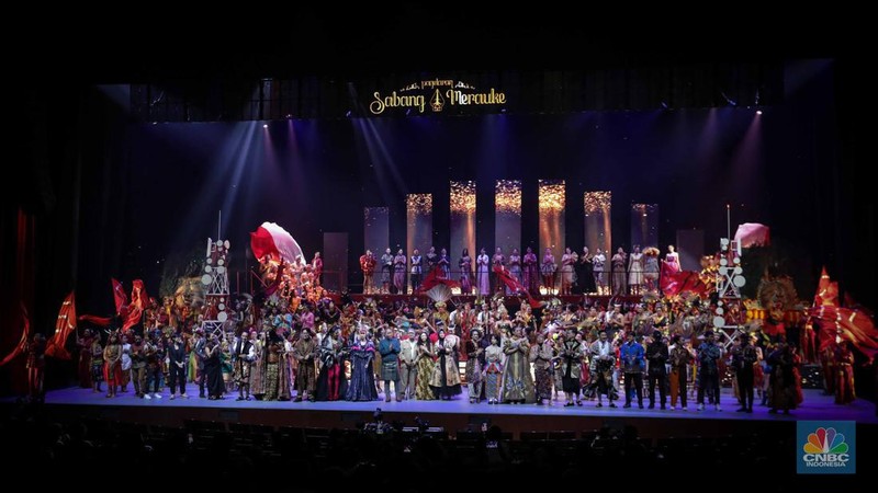 Sejumlah seniman tampil dalam Pementasan Sabang-Merauke di Teater JIExpo, Kemayoran, Jakarta, Jumat (18/8/2023) malam. (վ/Faisal Rahman)