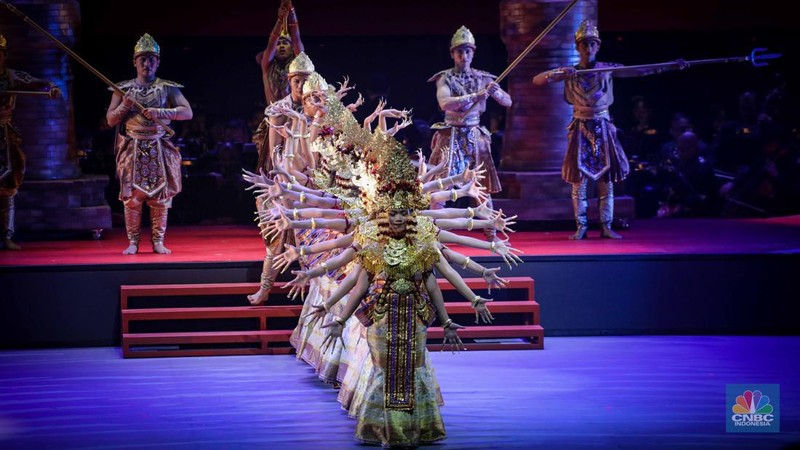 Sejumlah seniman tampil dalam Pementasan Sabang-Merauke di Teater JIExpo, Kemayoran, Jakarta, Jumat (18/8/2023) malam. (վ/Faisal Rahman)