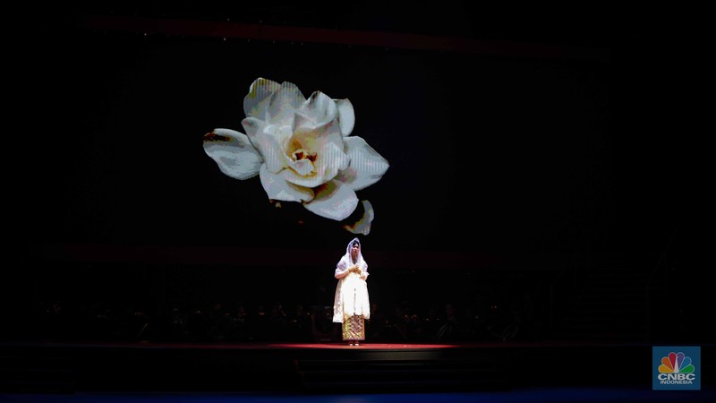 Sejumlah seniman tampil dalam Pementasan Sabang-Merauke di Teater JIExpo, Kemayoran, Jakarta, Jumat (18/8/2023) malam. (CNBC Indonesia/Faisal Rahman)