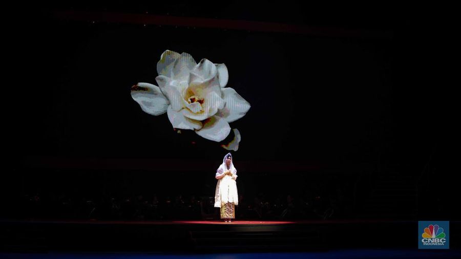 Sejumlah seniman tampil dalam Pementasan Sabang-Merauke di Teater JIExpo, Kemayoran, Jakarta, Jumat (18/8/2023) malam. (վ/Faisal Rahman)