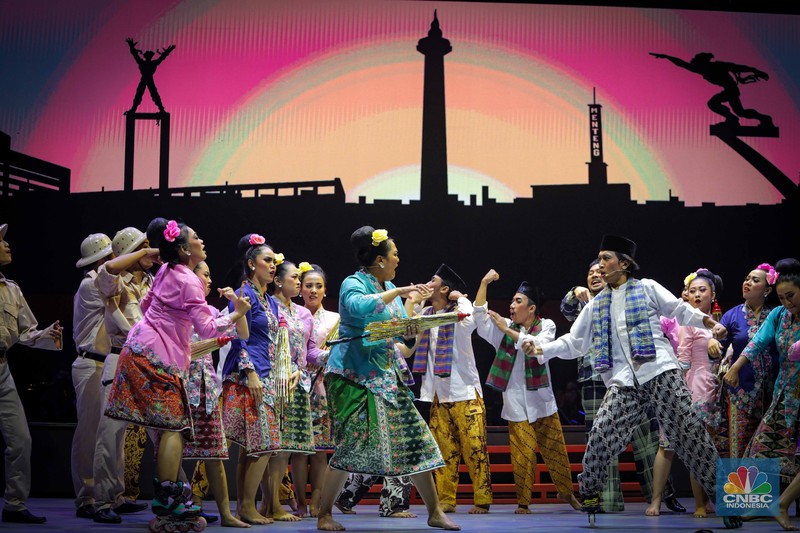 Sejumlah seniman tampil dalam Pementasan Sabang-Merauke di Teater JIExpo, Kemayoran, Jakarta, Jumat (18/8/2023) malam. (CNBC Indonesia/Faisal Rahman) Sejumlah seniman tampil dalam Pementasan Sabang-Merauke di Teater JIExpo, Kemayoran, Jakarta, Jumat (18/8/2023) malam. (CNBC Indonesia/Faisal Rahman)