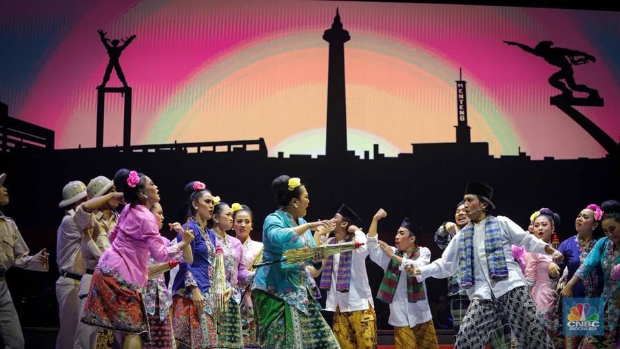 Sejumlah seniman tampil dalam Pementasan Sabang-Merauke di Teater JIExpo, Kemayoran, Jakarta, Jumat (18/8/2023) malam. (վ/Faisal Rahman)