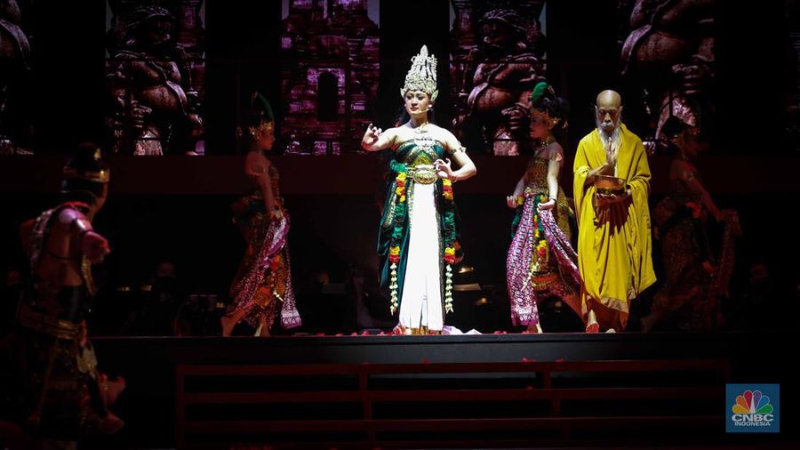 Sejumlah seniman tampil dalam Pementasan Sabang-Merauke di Teater JIExpo, Kemayoran, Jakarta, Jumat (18/8/2023) malam. (վ/Faisal Rahman)
