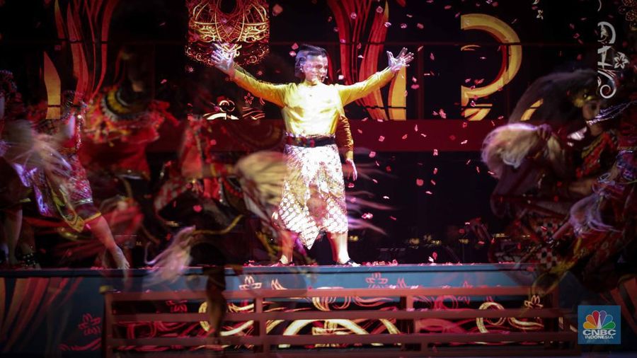 Sejumlah seniman tampil dalam Pementasan Sabang-Merauke di Teater JIExpo, Kemayoran, Jakarta, Jumat (18/8/2023) malam. (վ/Faisal Rahman)