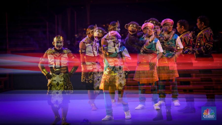 Sejumlah seniman tampil dalam Pementasan Sabang-Merauke di Teater JIExpo, Kemayoran, Jakarta, Jumat (18/8/2023) malam. (վ/Faisal Rahman)