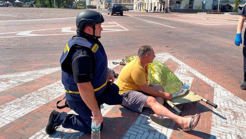 Serangan rudal Rusia menghantam sebuah alun-alun di kota Chernihiv, Ukraina, pada Sabtu (19/8) waktu setempat. (Ukrainian Emergency Service via AP)