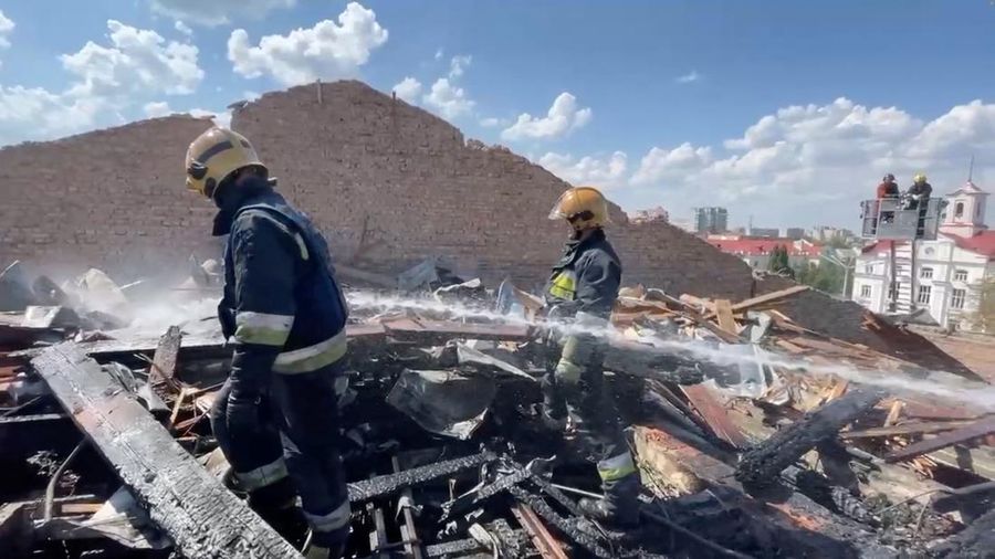 Serangan rudal Rusia menghantam sebuah alun-alun di kota Chernihiv, Ukraina, pada Sabtu (19/8) waktu setempat. (REUTERS/VALENTYN OGIRENKO)